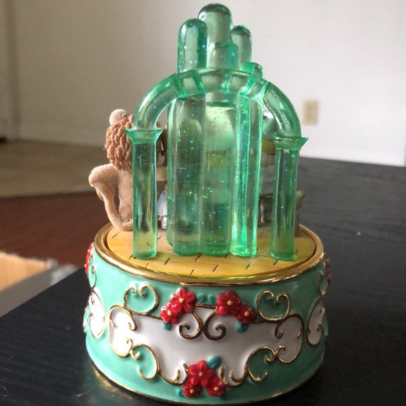 Precious Moments The Wizard of Oz music box (small chip on top) - Picture 2 of 5